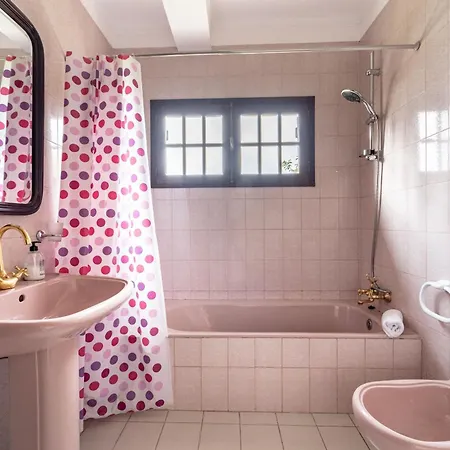 Villa, 500m From The By House And People *