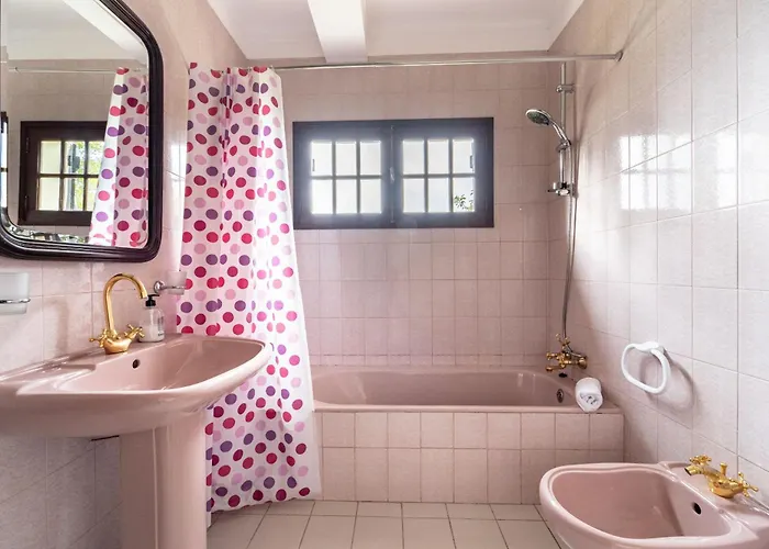 Villa, 500m From The By House And People *